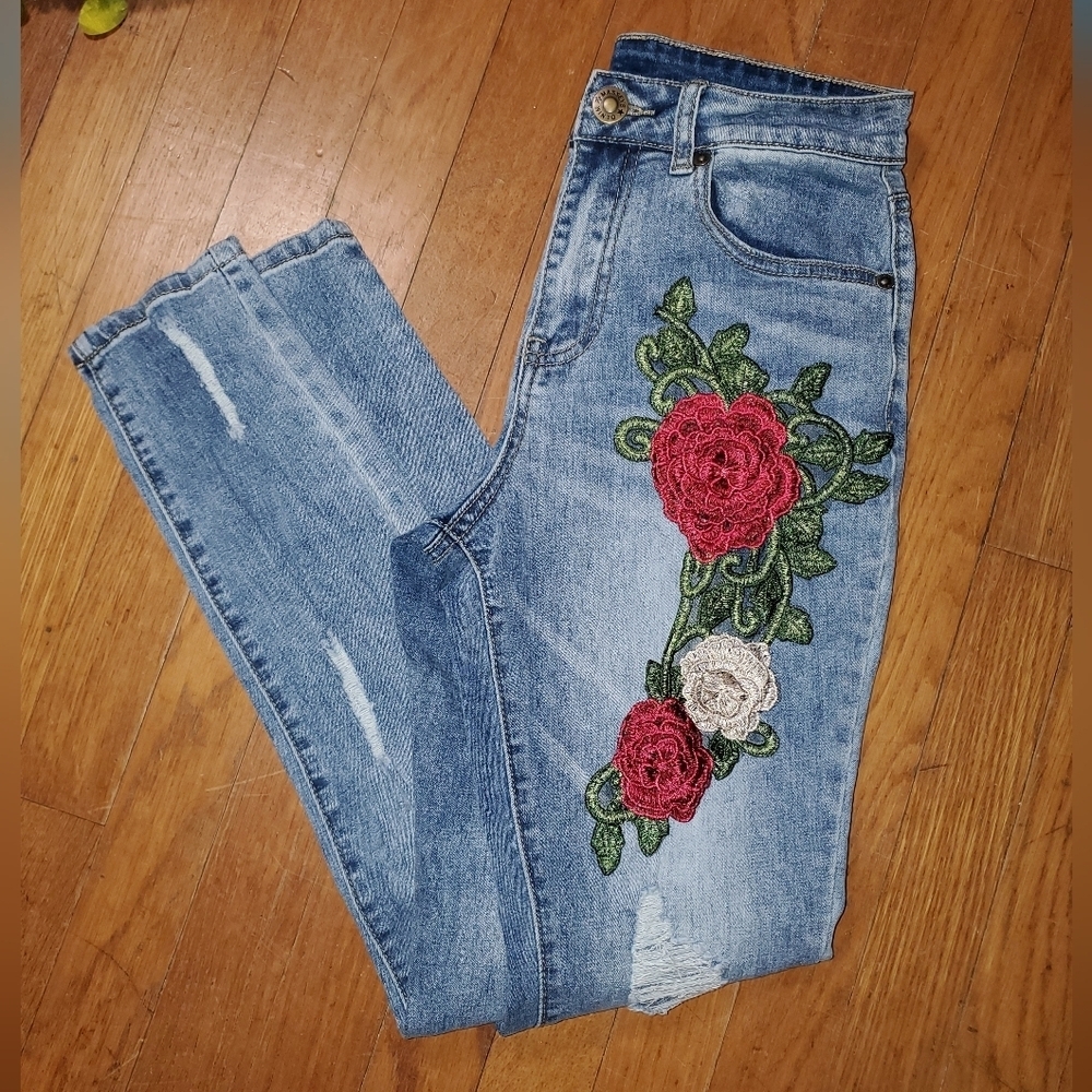 Embroidered Floral Skinny Jeans - Picture 14 of 14